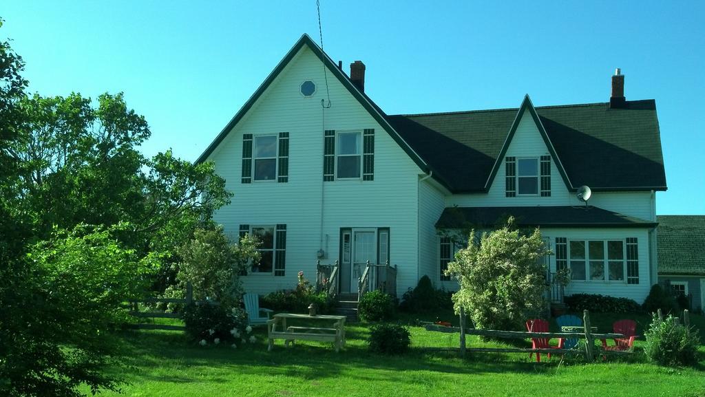 Lovely Green Gable Home Miscouche Екстер'єр фото