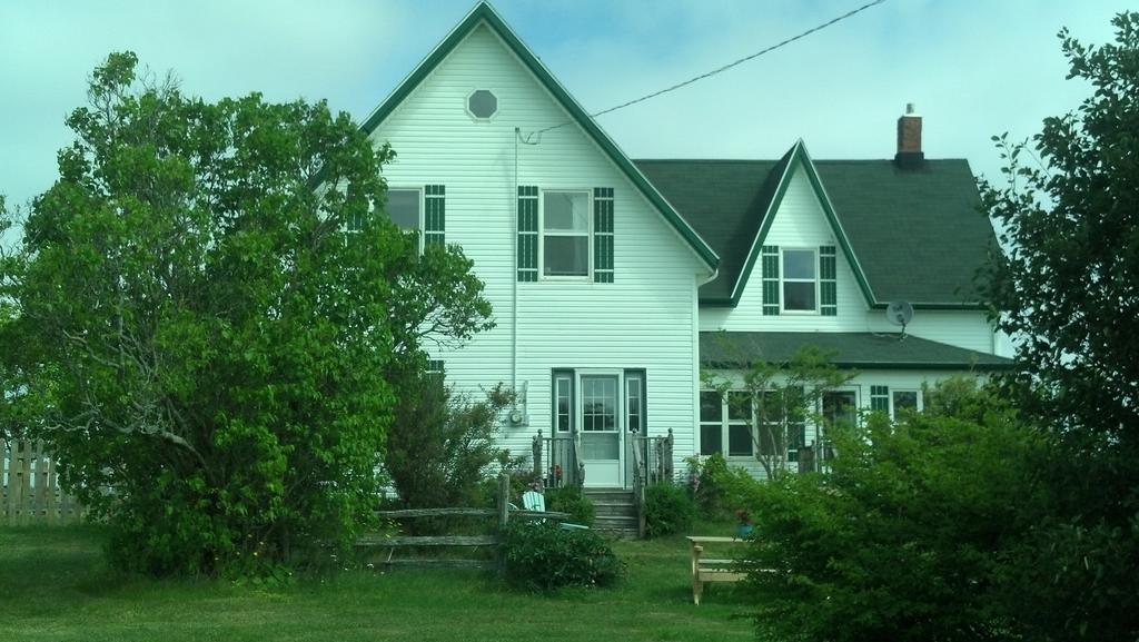 Lovely Green Gable Home Miscouche Екстер'єр фото