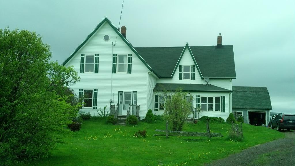 Lovely Green Gable Home Miscouche Екстер'єр фото